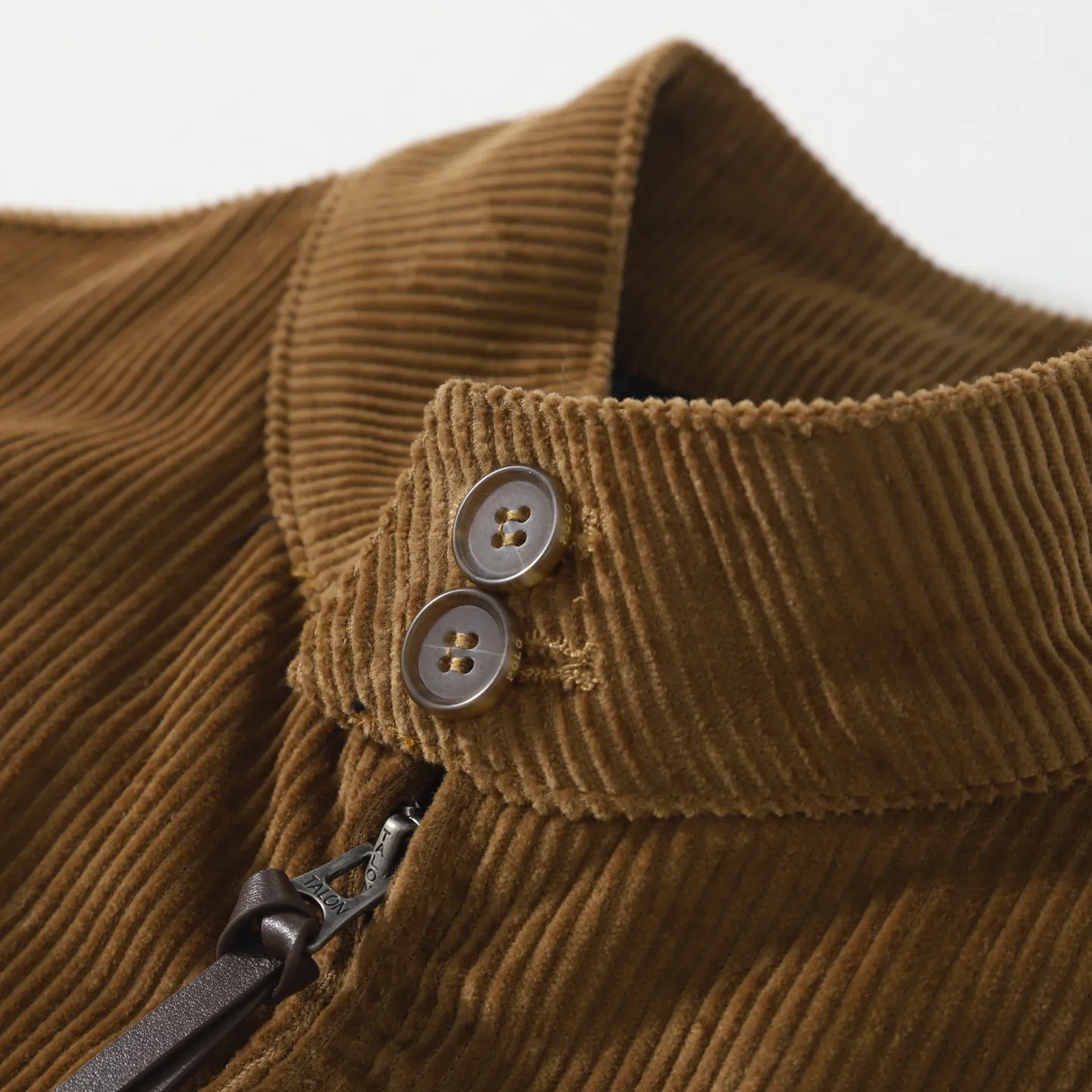 P350 #R24 Ralph Lauren Corduroy Jacket Embroidered Pony Jacket Old Money Style Old Cadre Style Harrington Jacket The interior is made of Scottish plaid fabric, autumnal corduroy material, plus their classic khaki color - three major elements to add to the classic veteran silhouette, retro corduroy fabric. Don’t miss it if you go for the retro route. The same style for men and women, Bai Baihe, is a hit on many star tops from Xiaohongshu! The classic Wellington-style custom-woven corduroy fabric has a delicate, smooth and thick inner plaid lining and uses TALON zippers! It has a retro movie fashion feel in itself! The fit is loose but not baggy. The size is just right and not too picky. The dropped shoulder design modifies the shoulders without making them look bulky. This silhouette is a style that will never go out of style after being worn for a long time. The upper body is also very durable and recognizable. The loose and reasonable version can be worn by both men and women. It is easy to create a clean and refreshing boyish look. Color: Brown, Navy Blue, Black Size: M /L /XL /XXL Length: 68/70/72/74 Bust: 122/126/130/134 Shoulder width: 53/54/55/56 Sleeve length: 65/66/67/68
